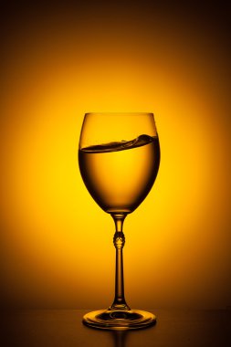 kadehinin sallayarak