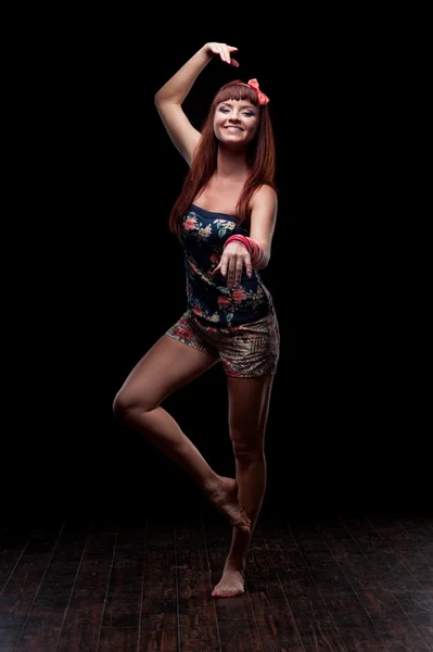 Usmívající se žena tanečník ukazuje krok — Stock fotografie