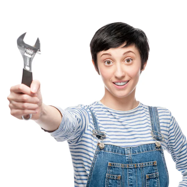 Alegre trabalhador feminino segurando chave inglesa — Fotografia de Stock