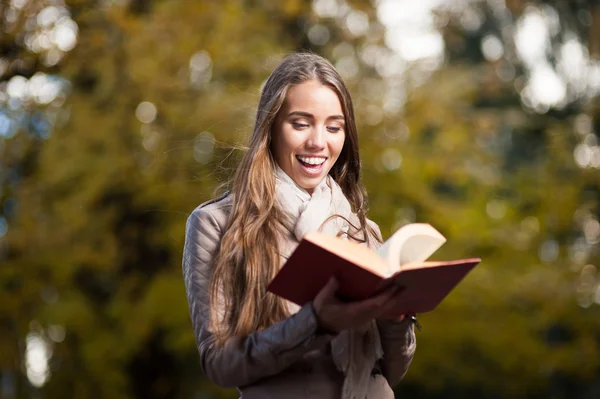 Happy woman in autumn park — Stock Photo, Image