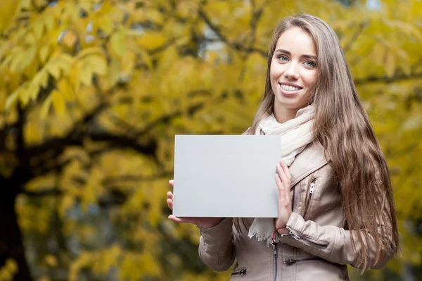 Glad kvinna i höst park — Stockfoto