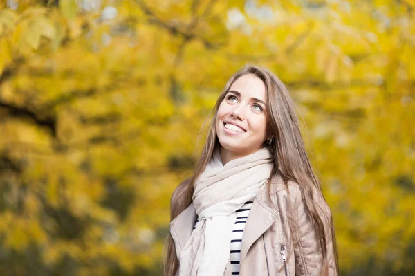 Glad kvinna i höst park — Stockfoto