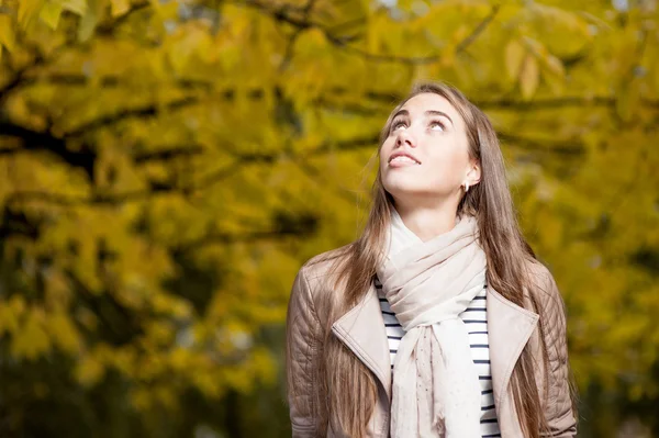 Happy woman in autumn park — Stock Photo, Image