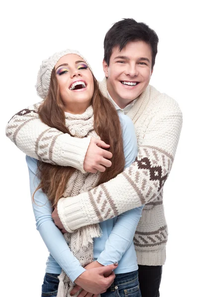 Mladý, usměvavý pár v zimním oblečení všeobjímající — Stock fotografie