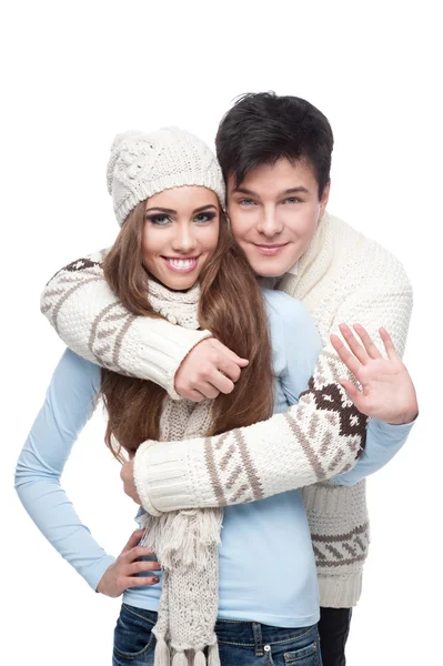 Unga leende par i vinter kläder omfattar — Stockfoto