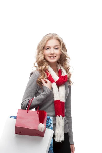 Jovem sorrindo mulher segurando sacos de compras — Fotografia de Stock