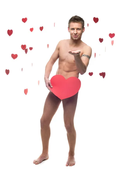 Divertente uomo nudo che tiene grande cuore di carta rossa — Foto Stock