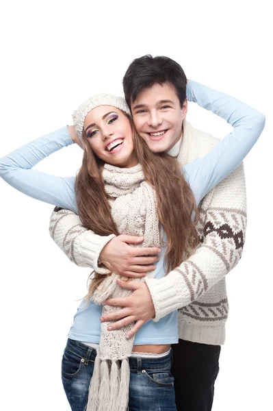 Jeune couple souriant en vêtements d'hiver embrassant — Photo