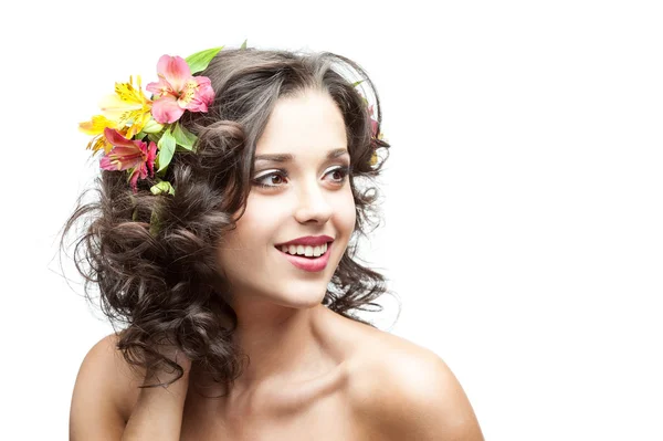 髪に花を持つ若い女性 — ストック写真