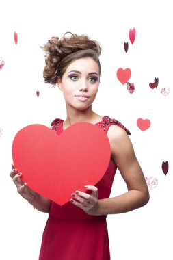 Kırmızı kağıt kalp tutan genç neşeli kadın