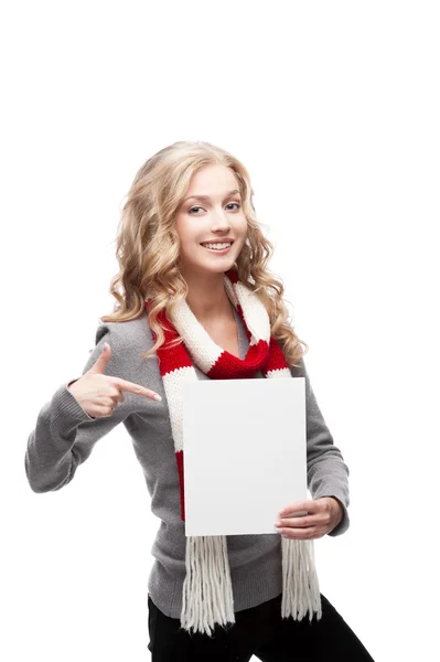 Joven mujer sonriente señalando el signo — Foto de Stock