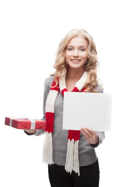 Smiling woman holding christmas gift and sign — Stock Photo, Image