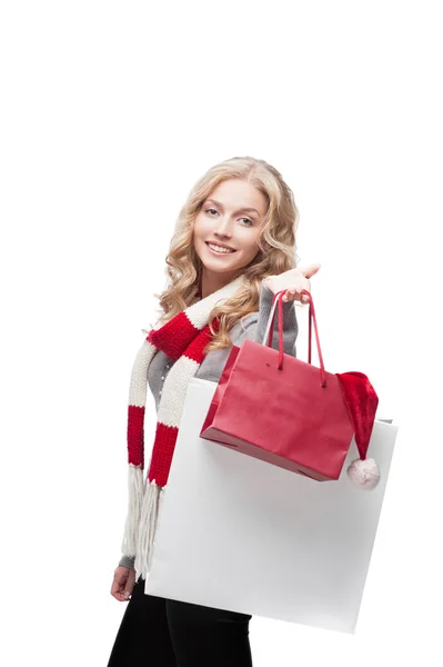 युवा मुस्कुराते महिला शॉपिंग बैग पकड़े हुए — स्टॉक फ़ोटो, इमेज