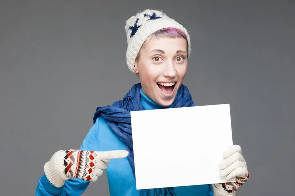 Vrolijke vrouw met teken op grijze achtergrond — Stockfoto