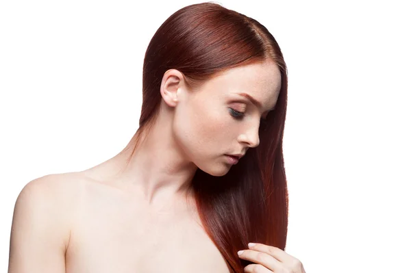 Bella donna dai capelli rossi toccare i capelli — Foto Stock