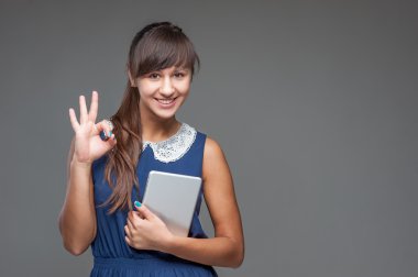 Kız holding tablet