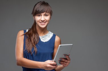 Kız holding tablet