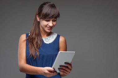 Kız holding tablet