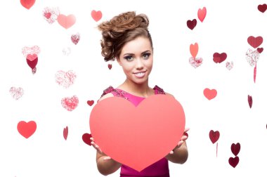 Kırmızı kağıt kalp tutan neşeli genç kadın