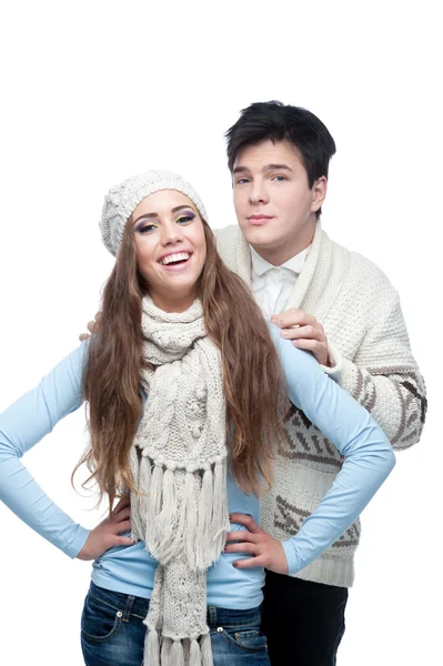 Νέοι χαμογελώντας ζευγάρι στο αγκάλιασμα ρούχα χειμώνα — Φωτογραφία Αρχείου