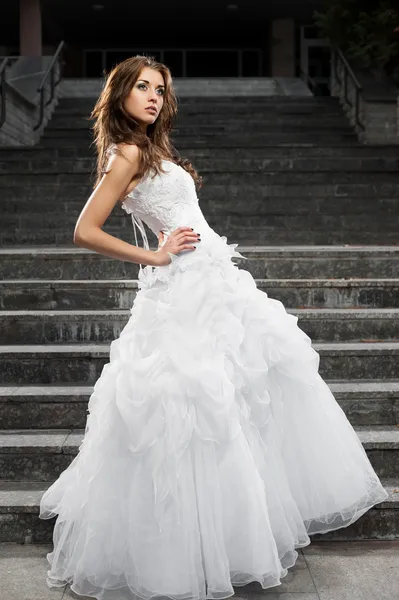 Hermosa mujer joven en vestido de novia — Foto de Stock