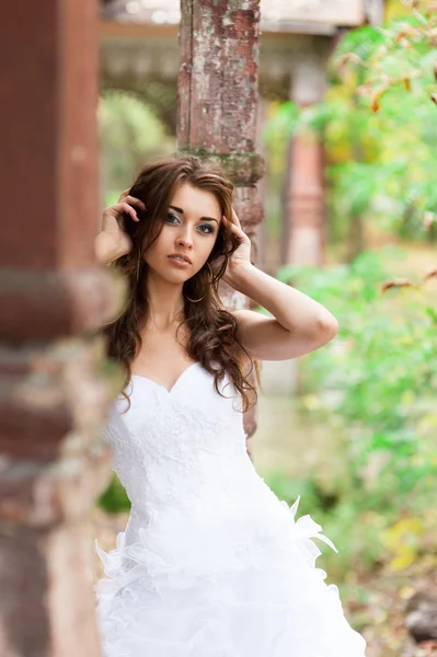 Bella giovane donna in abito da sposa — Foto Stock