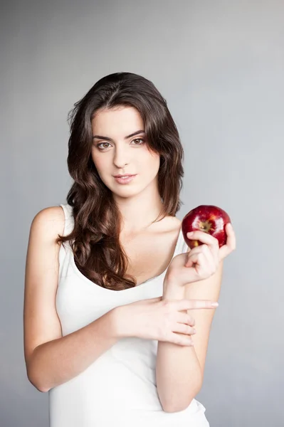 Kırmızı elma tutan kız — Stok fotoğraf