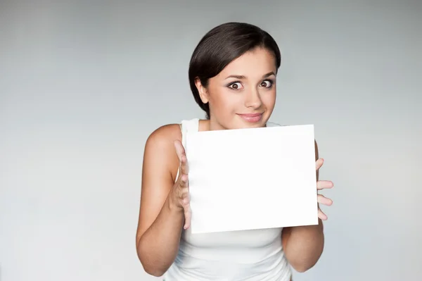 Cheerful girl holding sign — Stockfoto