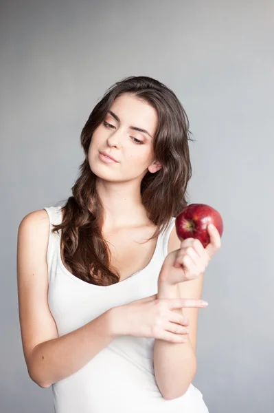 Niña sosteniendo manzana roja —  Fotos de Stock