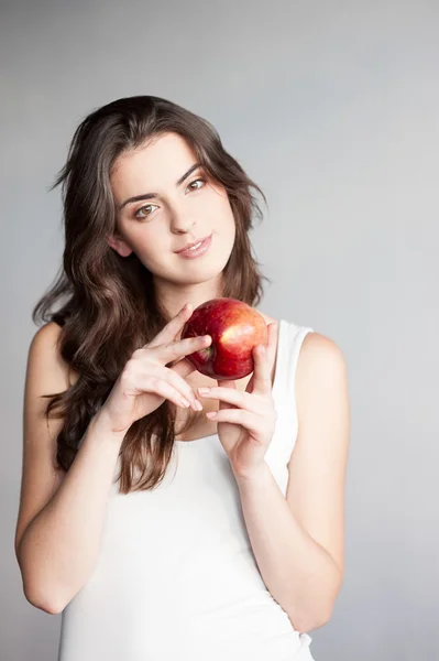 Dívka drží červené jablko — Stock fotografie
