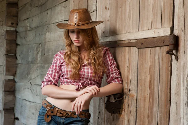 Röda haired cowgirl — Stockfoto