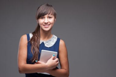 Kız holding tablet