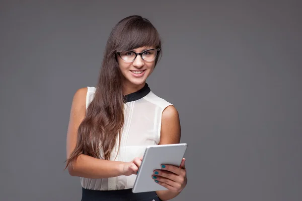 Flicka anläggning tablet — Stockfoto