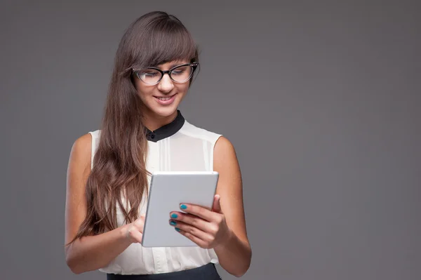 Meisje bedrijf Tablet PC — Stockfoto