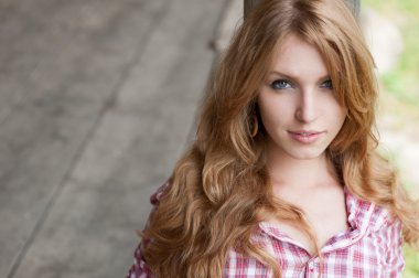 Kırmızı saçlı cowgirl