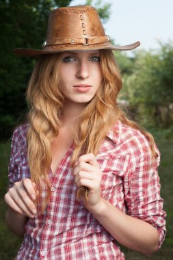 Kırmızı saçlı cowgirl
