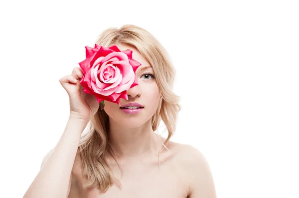 Giovane donna bionda che tiene il fiore — Foto Stock