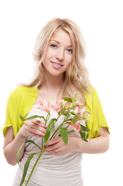 Casual χαμογελαστό ξανθιά κοπέλα κρατώντας λουλούδια — Φωτογραφία Αρχείου