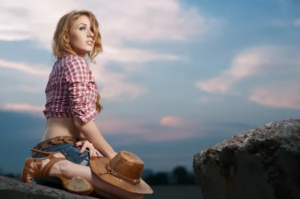 Kırmızı saçlı cowgirl — Stok fotoğraf