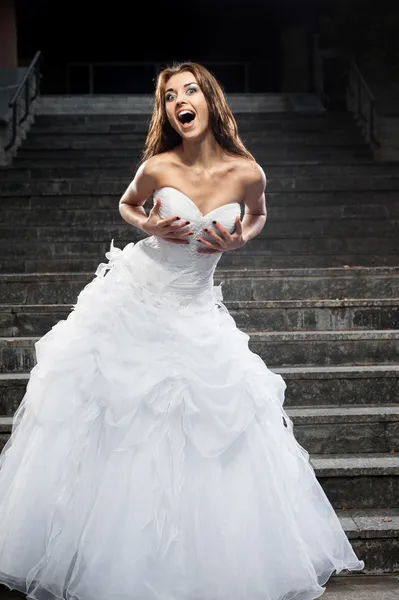 Schöne junge Frau im Hochzeitskleid — Stockfoto