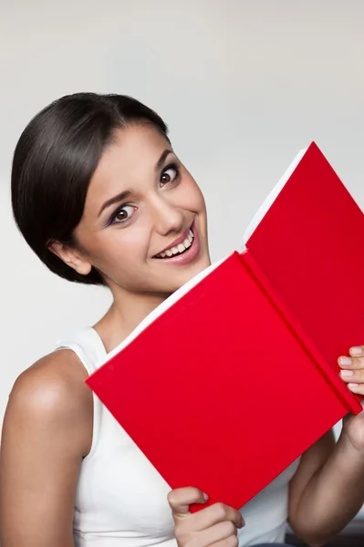 Chica casual sosteniendo libro rojo — Foto de Stock