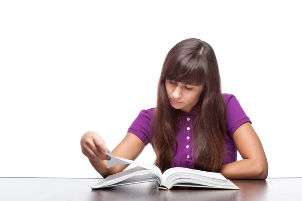 Chica leyendo libro abierto — Foto de Stock