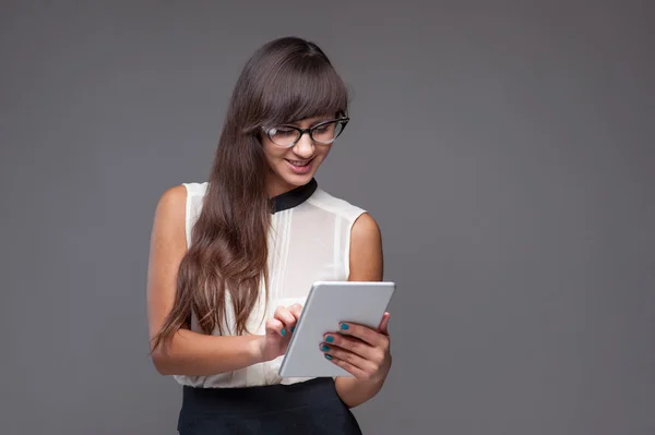 Meisje bedrijf Tablet PC — Stockfoto