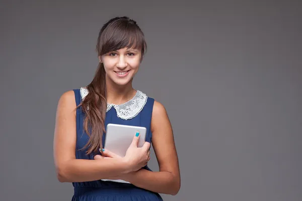 Flicka anläggning tablet — Stockfoto