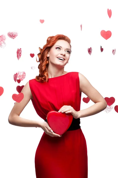 Kızıl saçlı kız kırmızı kalp tutan gülümseyerek — Stok fotoğraf