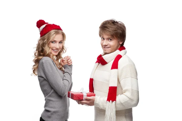 Sevimli adam kadına Noel hediye sunma — Stok fotoğraf