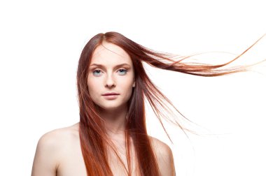 güzel kızıl saçlı rüzgarlı saç ile