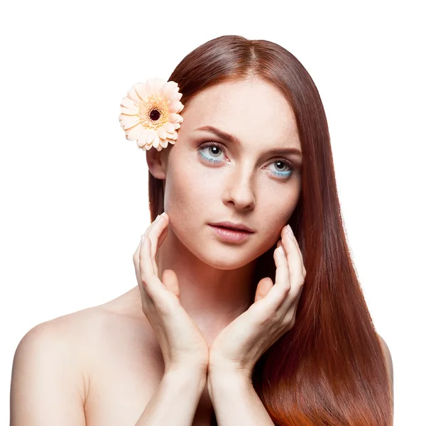 Menina ruiva bonita tocando pele — Fotografia de Stock