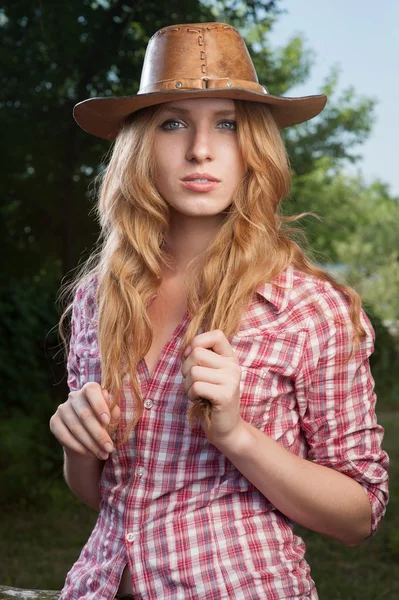 Czerwone włosy cowgirl — Zdjęcie stockowe