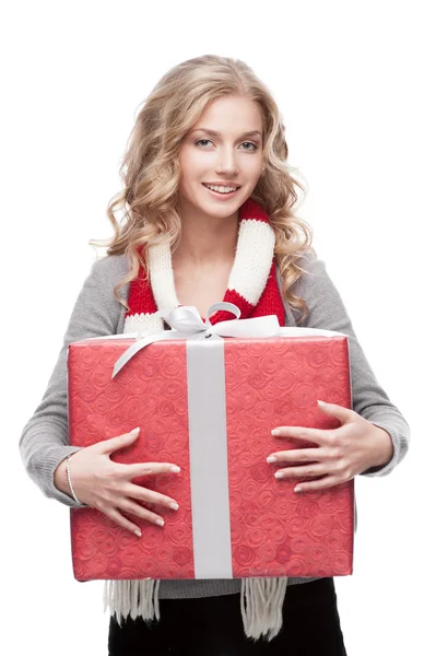 Jovem mulher sorridente segurando presente de Natal — Fotografia de Stock